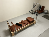 Reformer Pilates semi-élevé en bois de chêne avec tour de reformer en aluminium, lit d'entraînement multifonctionnel pour le renforcement du tronc, pour studio de Pilates et salle de sport
