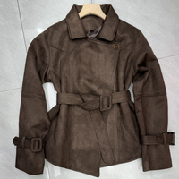 Veste en Faux Daim Premium avec Ceinture pour Femmes, Coupe Asymétrique, Boutons, Vêtement d'Extérieur Court en Marron Camel
