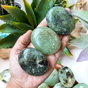 คริสตัลโฮลาขายส่ง หินเพรไนต์ธรรมชาติขัดเงาคุณภาพสูง น้ำหนัก 50-150 กรัม พิมพ์ลายดิจิทัล แฟชั่นทันสมัย สำหรับของที่ระลึกสุดพิเศษ - Product Image 1