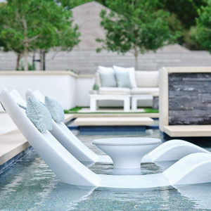 เก้าอี้อาบแดดแบบมีชั้นวางในสระน้ำสำหรับโรงแรม - Product Image 4