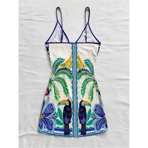 เดรสสั้นพิมพ์ลายทรอปิคอลสำหรับผู้หญิง คอวี ผูกเอว ชุดเดรสสำหรับวันหยุดฤดูร้อน ผ้าโพลีเอสเตอร์ยืดได้ 100% - Product Image 3