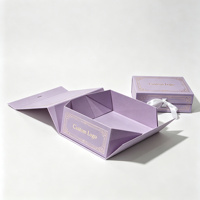 Boîte rigide pliable mat lilas avec motif européen gaufré, logo estampé à chaud, fermeture à ruban, boîte cadeau