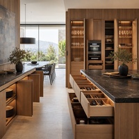 Buffet de salle à manger encastré en chêne massif sur mesure de luxe avec îlot de cuisine et table de bar pour villa moderne ouverte