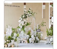 Fleurs en arc blanc personnalisées pour la décoration de l'hôtel de mariage Fleurs de porte