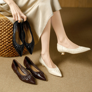 รองเท้าส้นเตี้ยหัวแหลมหนังแท้พร้อมดีเทลระบาย รองเท้าผู้หญิงที่นุ่มสบาย - Product Image 1