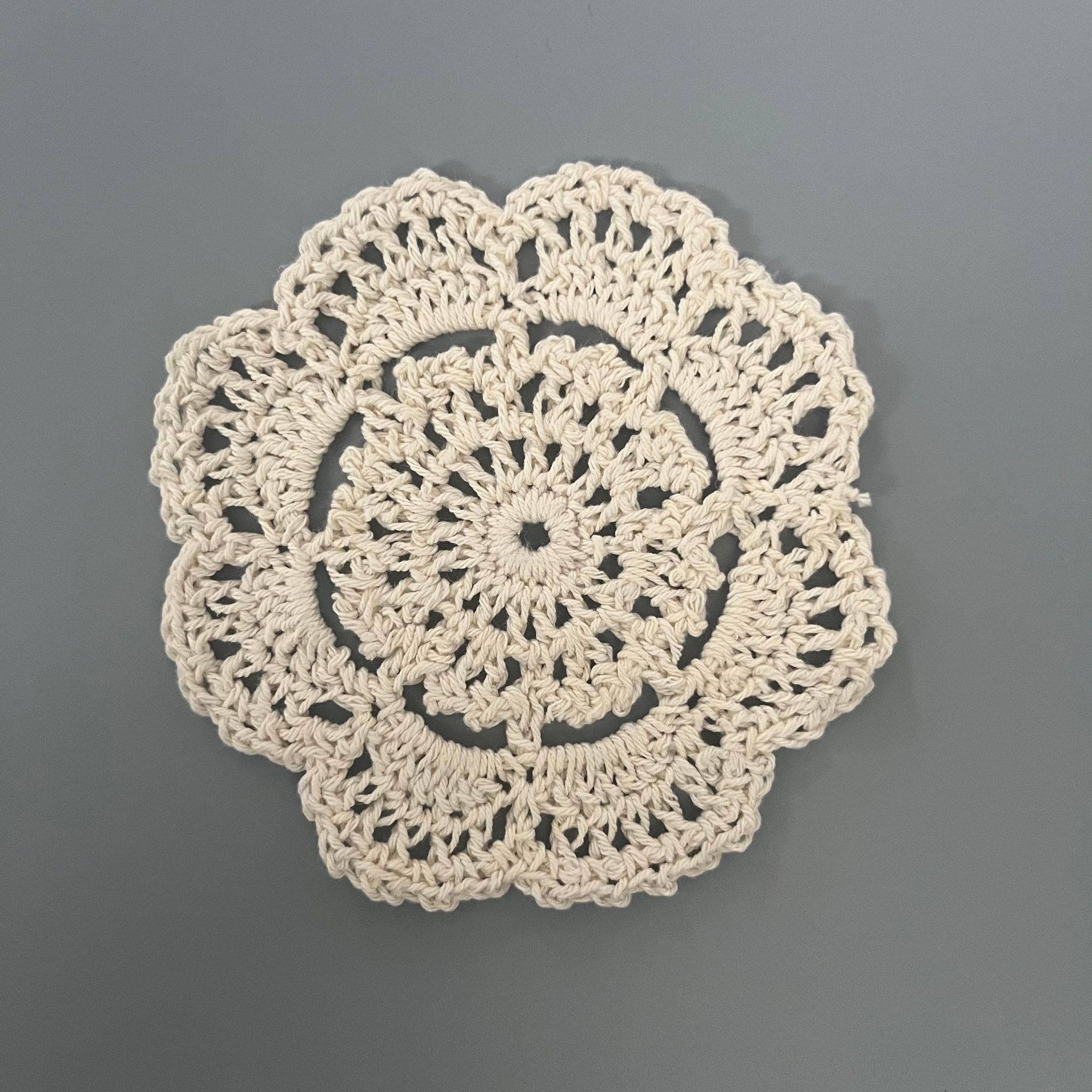 Napperon Rond Fait Main Au Crochet – La Ronde Des Cœurs, Rose Et Blanc, 30 Cm