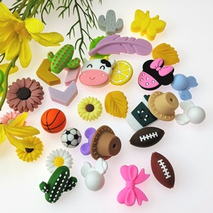 Cuentas focales de silicona de grado alimenticio con diseño de margarita a granel para pulseras, bolígrafos y llaveros de silicona - Product Image 3
