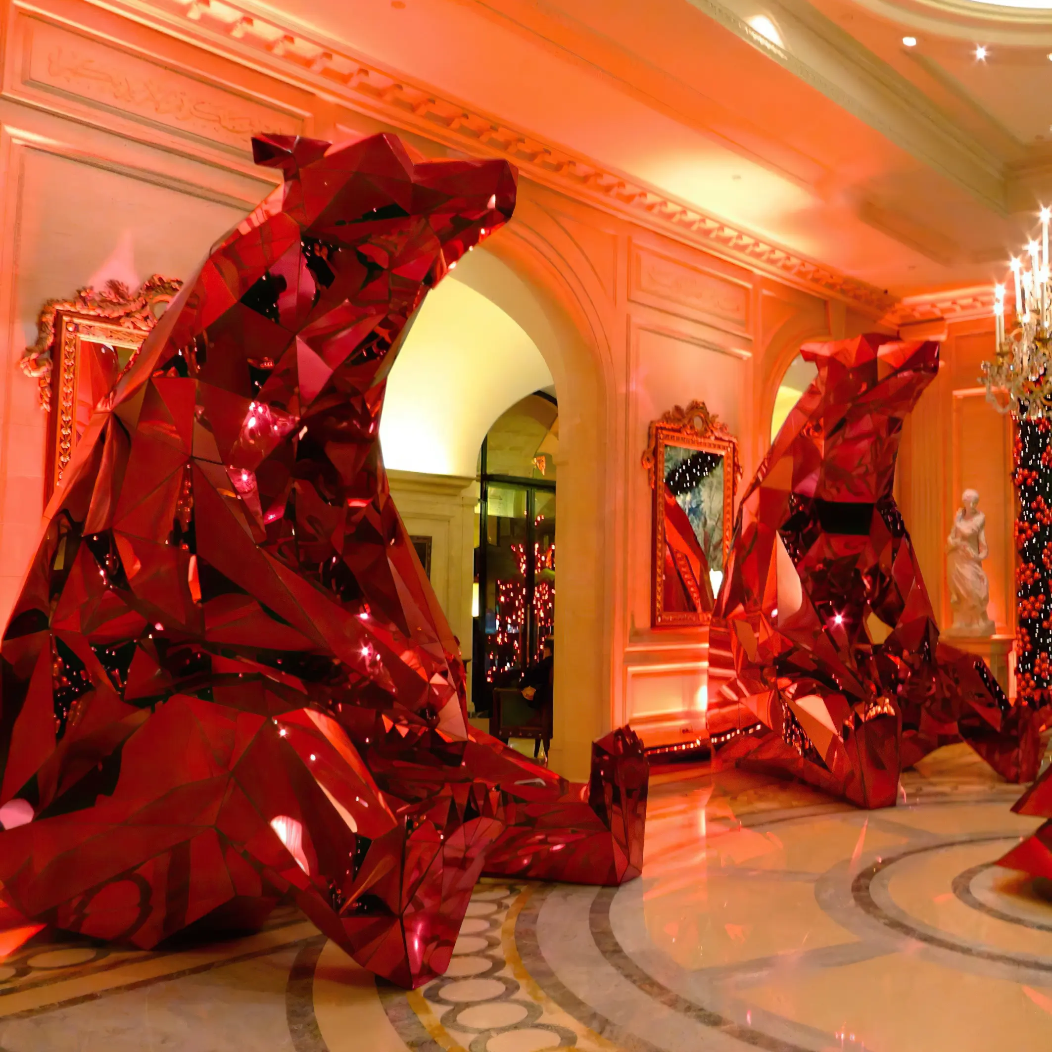 Gran elegante árbol de Navidad con espejo adornos navideños para la decoración del vestíbulo del hotel