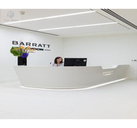 Comptoir de réception d'hôtel en surface solide avec un design audacieux de découpe triangulaire pour usage commercial