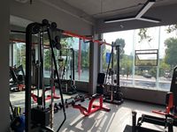 Máquina de Poleas Cruzadas de Acero Comercial con Doble Polea Ajustable y Pila de Pesas de 140 kg para Entrenamiento EM Fitness EM1026