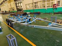 Remorque pour petit bateau galvanisée à chaud, freins hydrauliques, remorque pour bateau de pêche, double essieu, argentée.