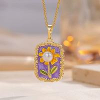 Collier vintage plaqué or avec pendentif fleur en émail imitation perle, chaîne à maillons pour femme