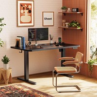 Bureau debout électrique moderne à hauteur réglable avec prises de courant et port USB-C, 47x24 pouces, 4 préréglages, structure stable en acier.