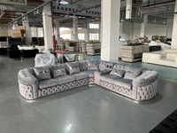 Canapé modulable en forme de L Pinzhi, design simple et élégant de style européen, blanc clair, avec décoration en ligne métallique
