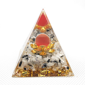 Pyramide en résine époxy avec cristal, ornement de bureau, œil de chat rouge, lumière de lune, décoration vintage pour la maison - Product Image 2