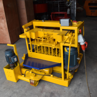 Petite machine mobile manuelle de fabrication de blocs creux et de briques