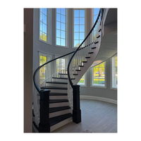Escalier Courbé de Luxe avec Marches en Marbre, Garde-corps Doré et Balustrade en Verre Cristal – Centre d'Escalade pour Hall d'Hôtel de Prestige