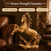 Sculpture de cheval rustique en résine brun doré avec aspect grain de bois et base en forme de branche pour la décoration de salon, bureau ou table.