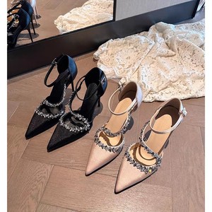 รองเท้าส้นสูงผู้หญิงแบบซาติน ส้นเข็ม ปลายแหลม สายรัดข้อเท้า ประดับเพชร สไตล์ฝรั่งเศส สวยหรู สีดำ พื้นยาง PU - Product Image 2