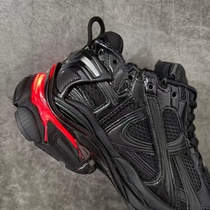 Chaussures de sport de haute qualité au design tendance pour hommes et femmes, avec technologie LED, respirantes, confortables et robustes pour la marche - Product Image 1