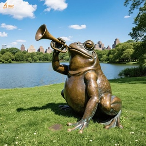 Decorazione su misura all'aperto del parco lacustre moderna fusione in bronzo dei cartoni <span class=keywords><strong>animati</strong></span> statua animale strumento di rana gigante che suona scultura in bronzo - Product Image 4