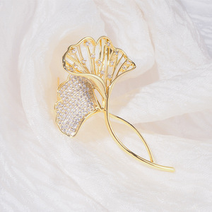 Nuevo Broche Artístico Anti-luz con Hoja de Ginkgo para Mujer, Accesorio de Alta Gama para Traje, Corsage, Pin, Regalo para el Día de la Madre, Venta al por Mayor - Product Image 3