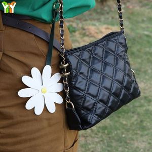 Llavero de Cuero PU con Flor de Margarita - Regalo Promocional Portátil para Bodas, Cumpleaños y Más - Product Image 2