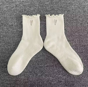 الخريف مخصص شعار قبضة بيلاتيس الجوارب مع طاقم التطريز الجوارب اليوغا عالية مع الكشكشة أسفل الشعار الموقف - Product Image 5