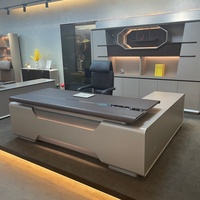 Bureau de direction moderne haut de gamme pour PDG, directeur général, manager – Mobilier de bureau de luxe accessible avec panneau ergonomique style bois