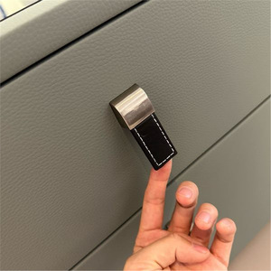 Mesita de Noche Moderna Minimalista Denlais, de Madera Maciza, con Dos Cajones, Estilo Italiano, con Ruedas - Product Image 3