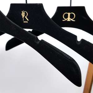 Set di appendiabiti in velluto Premium che mette in mostra i pantaloni più venduti appendiabiti per boutique di moda - Product Image 2