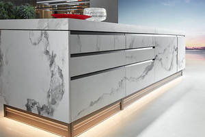 Armoires de cuisine OPPEIN de luxe haut de gamme de style moderne en laque bleue avec plan de travail en céramique frittée - Product Image 5