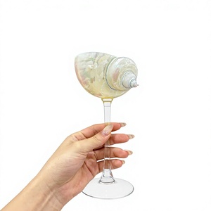 Verre à vin décoratif artisanal léger en coquillages naturels, style art populaire, pour la maison, le bar, les mariages, les fêtes et la décoration côtière - Product Image 1