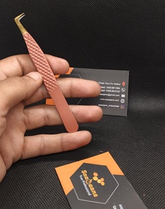 Pinzas para pestañas con punta de plasma dorada / Recubrimiento en polvo color rosa claro, de acero inoxidable / Pinzas individuales, juego en caja de cartón color nude - Product Image 4
