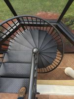 Escalier en colimaçon en verre au design simple, escalier hélicoïdal moderne pour intérieur avec marches en bois