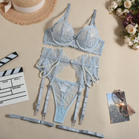 Set Lingerie Romantis Yicheng Eyelash Lace Trim Intricate Lace Bra Set dengan Garter Pengencang