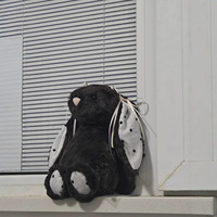 Jellcatt UK Adorable Peluche Lapin Noir aux Oreilles Tombantes avec Ruban à Pois Blancs, Cadeau de Thanksgiving