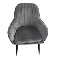 Chaise de salle à manger moderne de luxe rembourrée en tissu velours avec accoudoirs et pieds en métal doré, idéale pour appartement, hôtel, restaurant, salon.