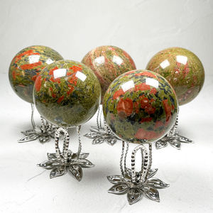 Sphère de pierre précieuse Unakite verte et rose, pierre naturelle polie, présentant des motifs minéraux variés et une forme arrondie - Product Image 1