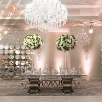 Table de banquet longue moderne en acier inoxydable argenté avec base en X et plateau en verre miroir pour réception de mariage, salle de bal d'hôtel, mobilier événementiel