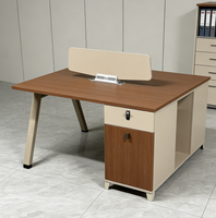 Bureau de travail et poste informatique contemporains, mobilier de bureau, ensemble bureau et chaise pour employés
