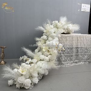 Runner Floreale Personalizzato NIKA per Matrimoni, Decorazione Tavolo Nuziale, Fila di Fiori di Ortensia Bianca in Seta per Corridoio Nuziale - Product Image 5