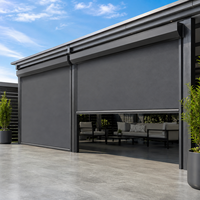 Persiana enrollable exterior motorizada de malla, resistente al viento, duradera y lisa, con sistema de riel lateral para pared de almacén moderno comercial