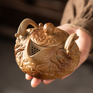 Théière en céramique avec relief de dragon, un théière et deux tasses, ensemble de thé de voyage portable pour la maison et l'extérieur, poterie de Dehua, tradition chinoise - Product Image 1