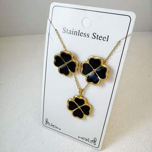 Set di Gioielli Raffinati da Donna MW con Ciondolo a Cuore e Fiore in Acciaio Inossidabile e Orecchini Colorati a <span class=keywords><strong>Quadrifoglio</strong></span> Nero - Product Image 2