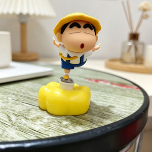 เครยอนชินจังสีแดงสด ของตกแต่งรถยนต์ ตุ๊กตาหมุนได้ วัสดุ PVC สำหรับตกแต่งคอนโซลกลางภายในรถยนต์ - Product Image 2