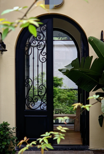 Tập trung vào nghề thủ công bằng sắt rèn phức tạp, có các mẫu cuộn hình chữ S thường thấy, với kính mờ. - Product Image 5