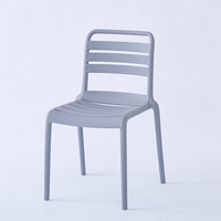 Chaise de salle à manger d'extérieur en plastique confortable, empilable, de style nordique moderne et simple, pour l'ameublement de la maison