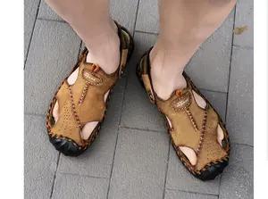 Sandálias masculinas de couro real, venda quente, costura à mão, para o verão, ao ar livre, dois tipos, com dedo protegido
