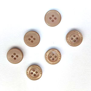 Bottoni per camicia in resina effetto perla di alta gamma con logo personalizzato, 4 fori - Product Image 3